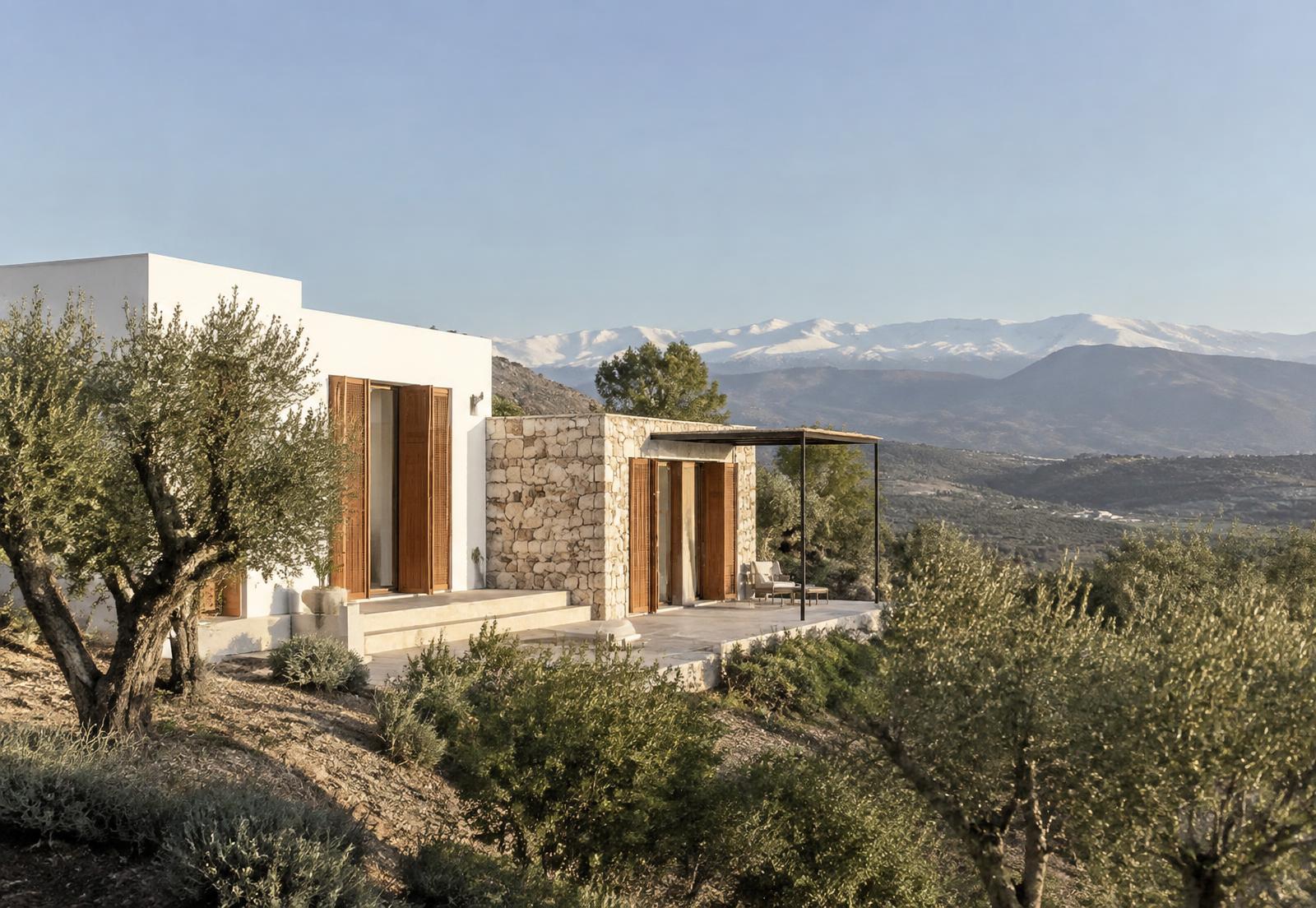 Vivienda en cal y piedra entre olivos